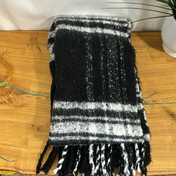 Banana Republic Rectangle Oversized fuzzy Scarf fringe recycled polyester - Picture 7 of 12